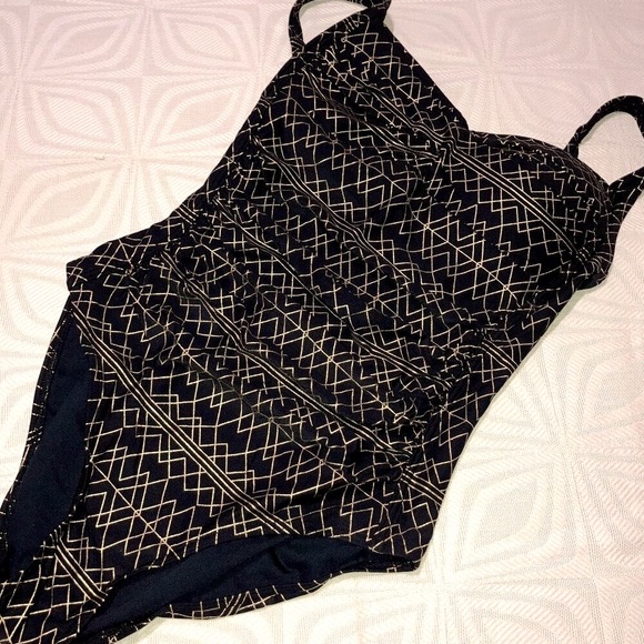 🔥HP🔥NWOT NIP TUCK 1 PIECE BOLD GOLD on BLACK GEOMETRIC DESIGN RUCHED SWIM WEAR - Picture 2 of 15